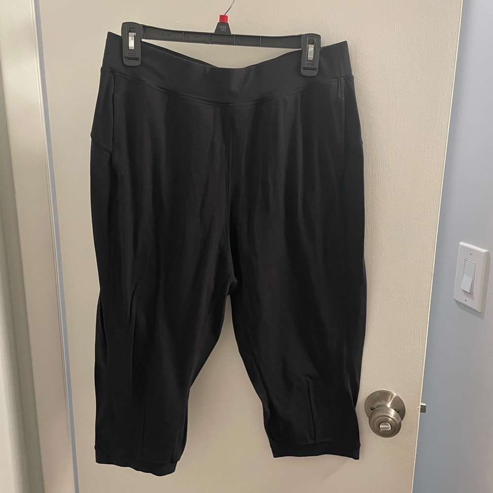 Lululemon black capris